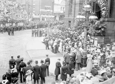 Royal Visit, King George V and Queen Mary, Town Hall, Dewsbury. Awaiting the arrival of the King and Queen.