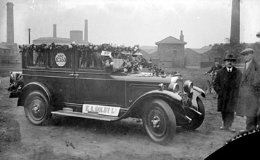 Men looking at car for sale, Golby's Garage, Foundry Street, Dewsbury