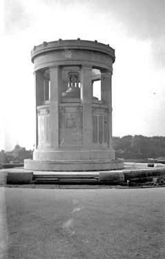 War Memorial, Crow Nest Park, Dewsbury
