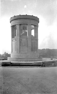 War memorial, Crow Nest Park, Dewsbury