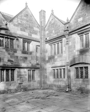 Woodsome Hall: Courtyard