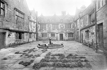 Woodsome Hall: Courtyard