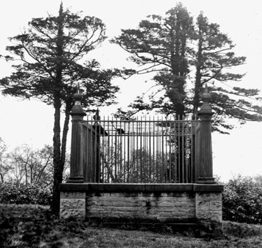 Kirklees Park, Robin Hood's Grave