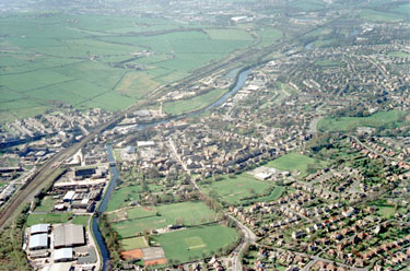 Aerial view Crowlees Junior & Infants School, Mirfield, looking towards Knowl and Stocks Bank, Littlemoor to the left, River Calder winding through