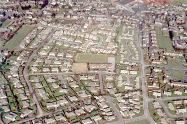 Aerial view of St Aidans First School, Smithy Close, Skelmanthorpe, showing Smithy Lane on right, Elmfield Drive on left