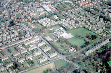 Aerial view of Meltham Junior & Infants School, Holmfirth Road, Meltham. Also showing Howard Way, Darnley Close, Bishops Way, Mill Bank Road, Calmlands Road, Wetlands Road, and Windermere Road