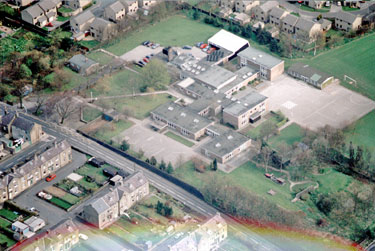 Aerial view of Meltham Junior & Infants School, Holmfirth Road, Meltham. Also showing Howard Way, Darnley Close, Calmlands Road, Wetlands Road, and Windermere Road
