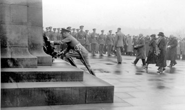 214 Battery Royal Artillery, Huddersfield Territorial Army - Col. Moxon laying wreath