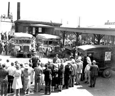 Young evacuees, children of Hoover Employees sent to USA in WWII: boarding buses for 'Hoover Camp'.