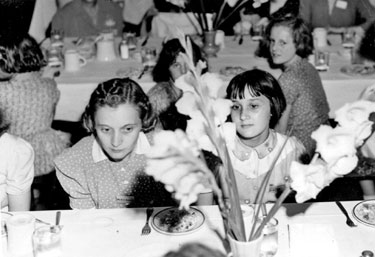Young evacuees, children of Hoover Employees sent to USA in WWII: Jacqueline Gibson on right
