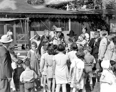 Young evacuees, children of Hoover Employees sent to USA in WWII: at camp
