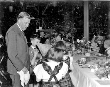 Young evacuees, children of Hoover Employees sent to USA in WWII: party
