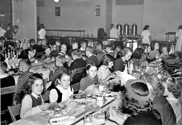 Young evacuees, children of Hoover Employees sent to USA in WWII: Thanksgiving party