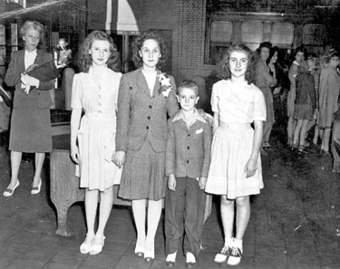 Young evacuees, children of Hoover Employees sent to USA in WWII: Jacqueline Gibson going home Mimi, Jacqueline, Nick and Dary
