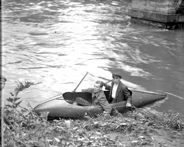 Men with canoe at Colne Bridge 	