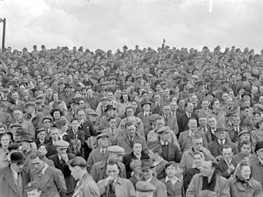 Huddersfield Town v Liverpool - Crowd at Leeds Road 	