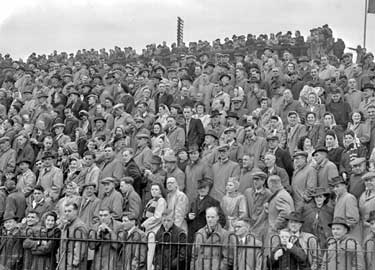 Huddersfield Town v Liverpool - Crowd at Leeds Road 	