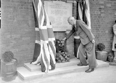 Councillor Jones unveiling Commemorative Plaque to Imperial Chemical Industries employees who died in the War 	