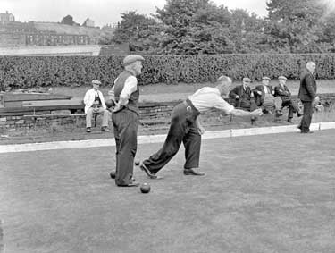 Lancashire v Yorkshire Bowls Match, Newsome. Bill Smith bowling. 	