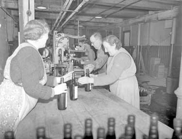 Women packers at Magdale Vinery, Meltham 	