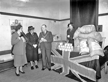 Mayor with women of New Zealand Red Cross, Huddersfield Red Cross and W.V.S. at Red Cross Headquarters, Westgate with New Zealand food and clothing gifts 	