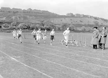 Huddersfield Technical College Sports, Running 880 yards 	