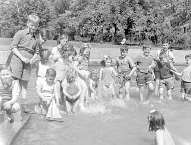 Children paddling, Ravensknowle Park 	