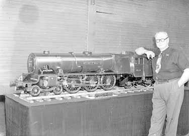 Brighouse Model Engineers Show, Mr Millar with locomotive 	