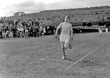 Malcolm Tracey, relay race, under 15, Leeds Road, Huddersfield 	