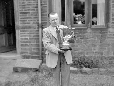 Arthur Howlett with Examiner Trophy 	