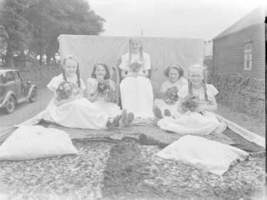 Hade Edge Gala Queen with attendants 	