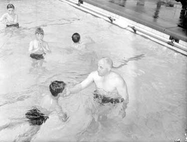 Swimming: Harry Chambers instructing David Firth 	