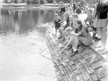 Greenhead Park, children angling 	