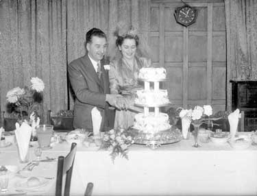Pickup/Davies wedding - cutting cake 	