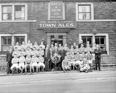 Netherton Rugby Teams in front of Rose and Crown 	