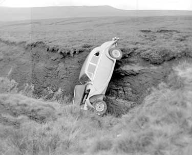 Car crash at Isle of Skye, Meltham, Huddersfield 	