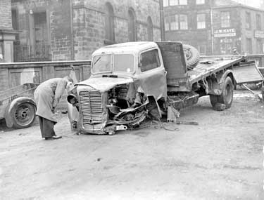 Lorry crash at Holmfirth 	