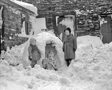 Children in snow at Thurstonland 	