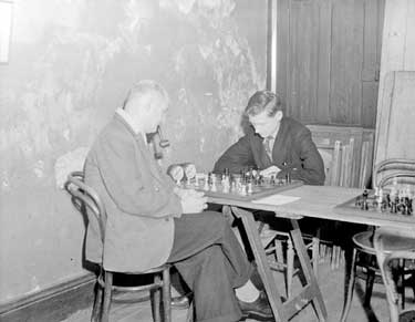 Chess Club C.H. Hinchliffe (59) V K.F. Parry (16) 	