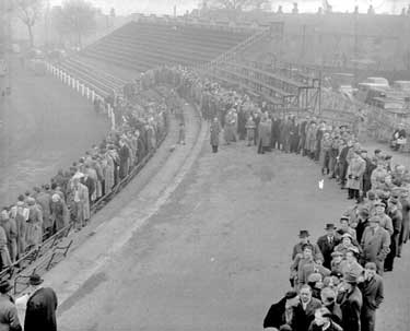Rugby League Finals ticket queues at Fartown 	