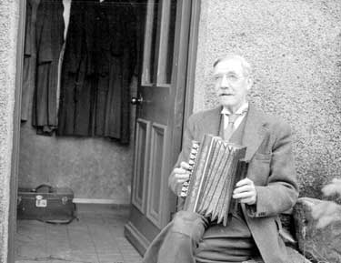Musician at Holme Village 	