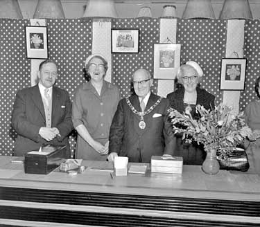 Mayor Opens Toch H Gift Shop 	