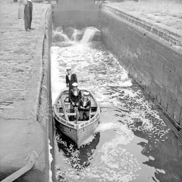 Sea cadets at Battye Lock 	