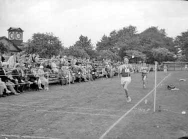 Athletic Festival, Greenhead Park. P. O. Warren winning Mile 	