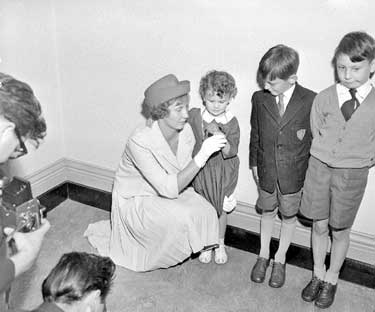 Anita Lonsborough showing medal to children 	