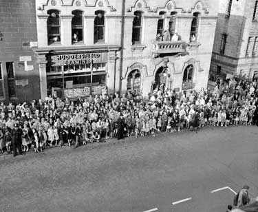 Crowds in Ramsden Street, Huddersfield 	