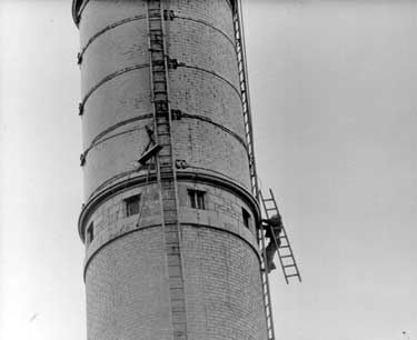 Steeplejacks on Mortons Mill chimney 	