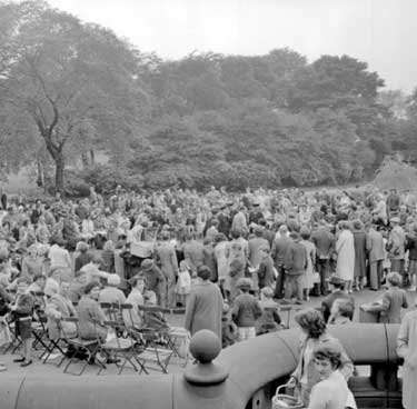 Crowds in Greenhead Park, Huddersfield 	