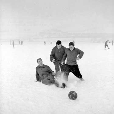 Huddersfield Town Players training in snow 	