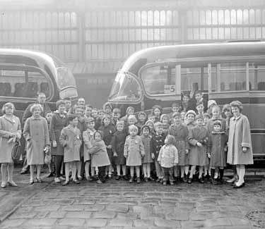 GPO children leave for pantomime at Manchester 	